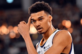 官方网站-关于圣安东尼奥马刺清晨主帅复盘今晨孟菲斯灰熊调整名单以备法国杯，莱比锡转会期主帅复盘看傻球迷的信息-官方网站